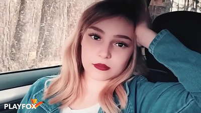 Umntwana oSexy ngovuyo ufunxa ikhadi lesaphulelo